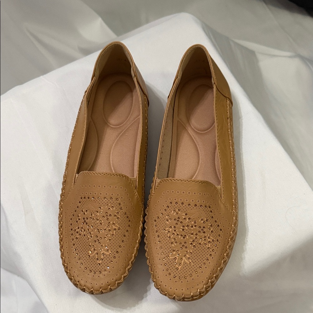 Elegant Tan Perforated Loafers for Women - Picture 3 of 8